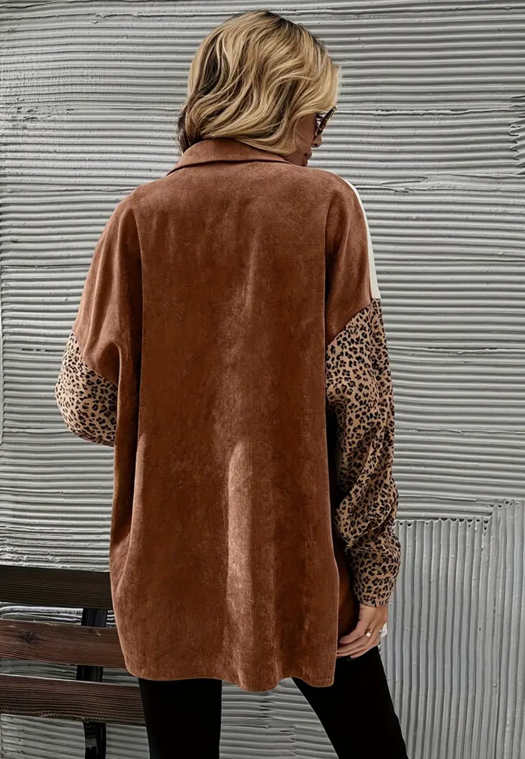 Blusa informal con botones, hombros caídos y manga larga con bolsillo en el pecho y estampado de leopardo