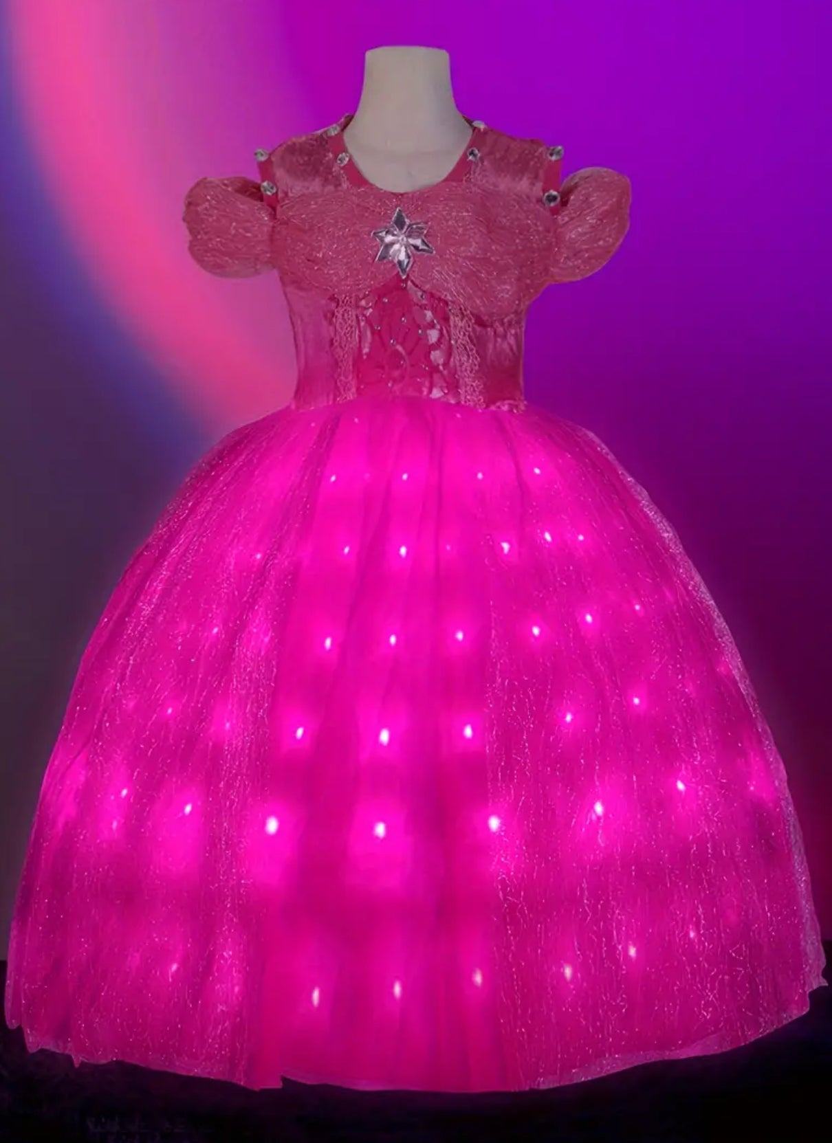 Hermoso vestido rosa con luces LED y detalle de estrellas de princesa Twinkle