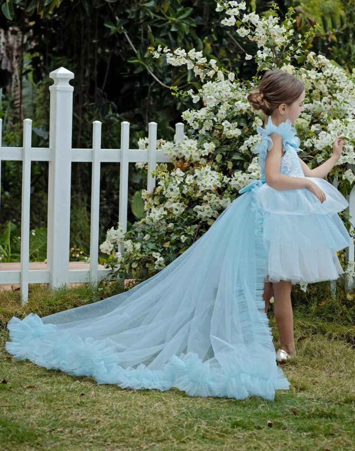 Elegante vestido de princesa para niña con decoración de lazo, lentejuelas y cola de tul de malla