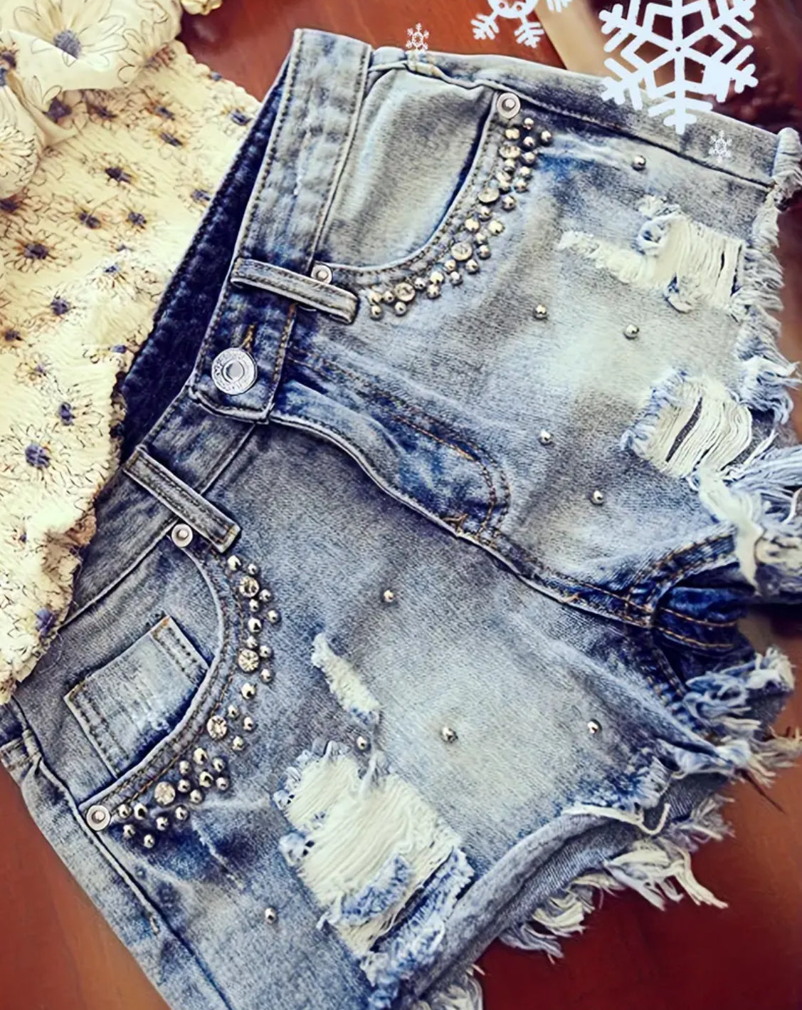 “Studded Distressed” Decor Ripped Raw Hem Washed Blue Denim Shorts