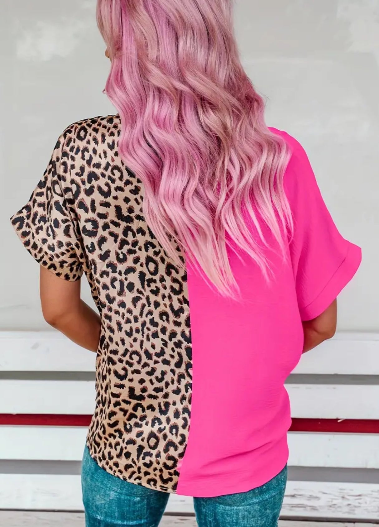 Blusa informal de manga corta con escote en V y estampado de leopardo en color rojo rosa