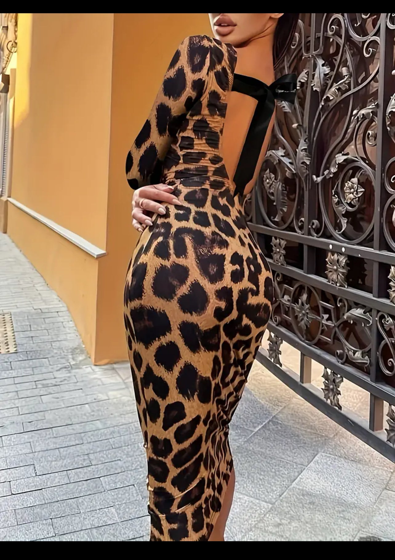 Fustan me kravatë me print leopard, me mëngë të gjata seksi