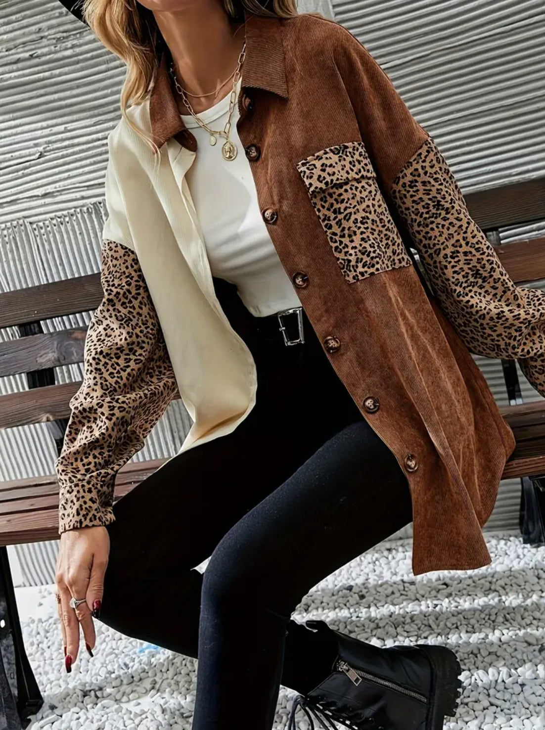 Blusa informal con botones, hombros caídos y manga larga con bolsillo en el pecho y estampado de leopardo