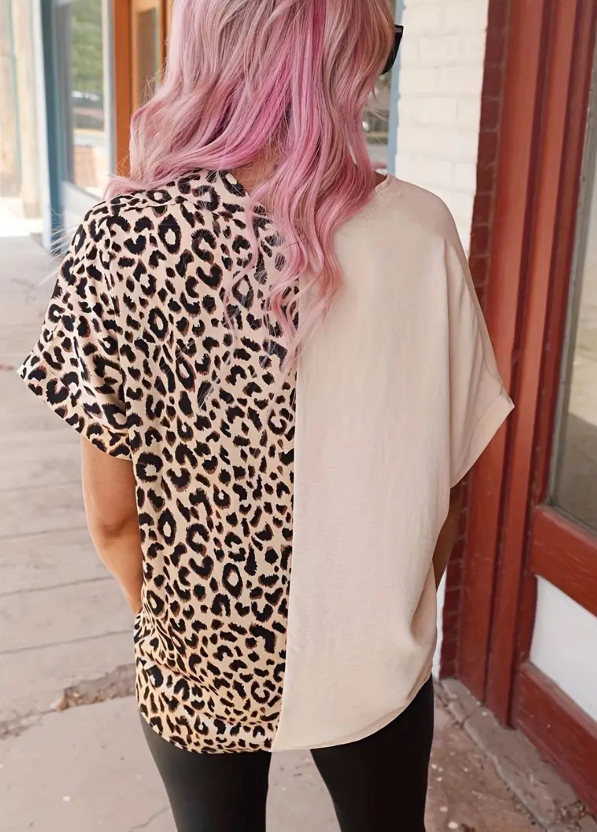 Blusa informal de manga corta con escote en V y estampado de leopardo en color rojo rosa