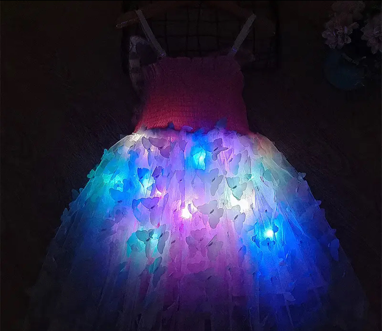 Vestido de niña con mariposas luminosas y luces de colores