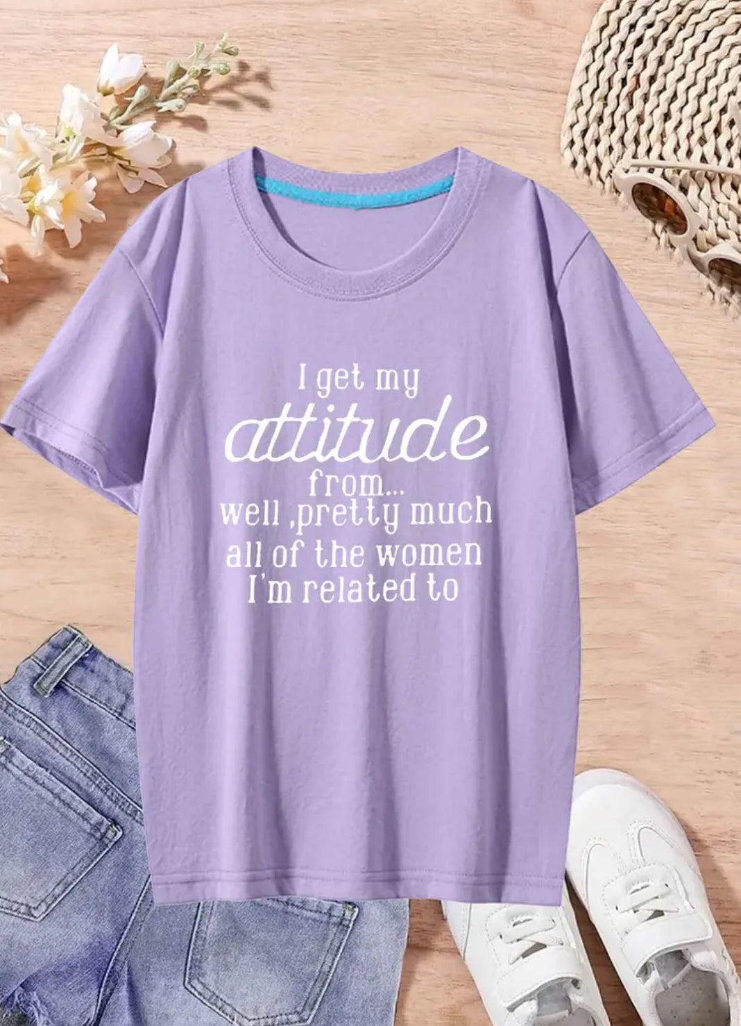 Camiseta estampada juvenil con la frase “Mi actitud proviene de casi todas las mujeres con las que estoy emparentado”