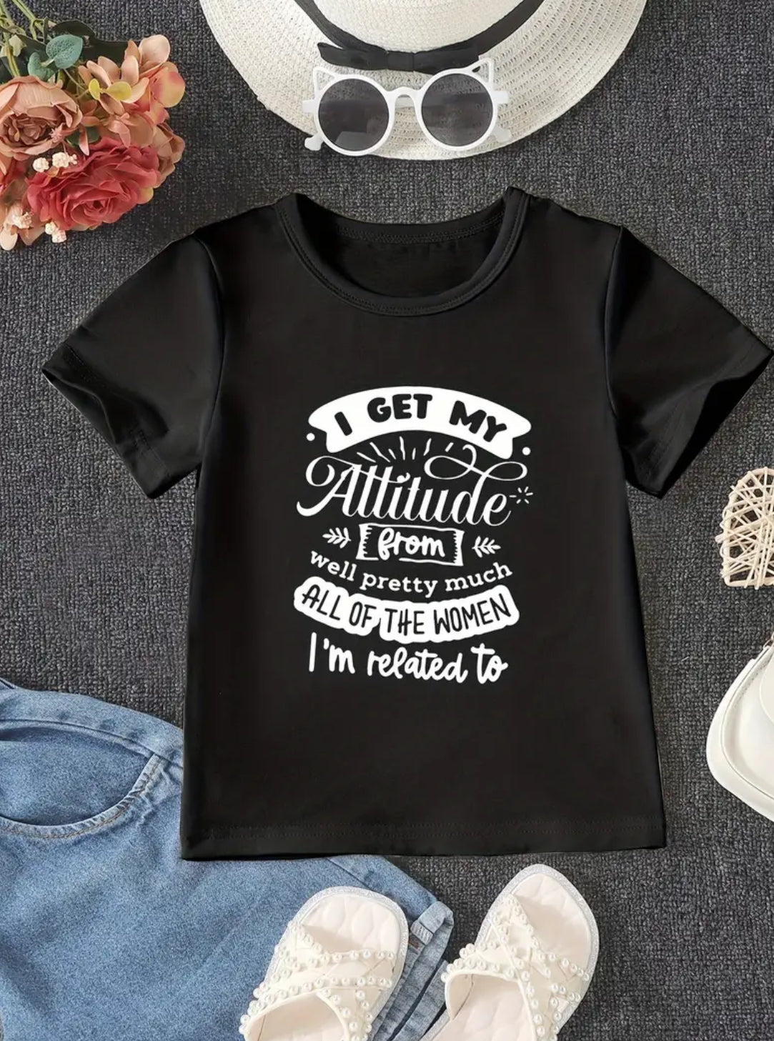 Camiseta juvenil “Mi actitud la heredé de casi todas las mujeres con las que estoy emparentado”