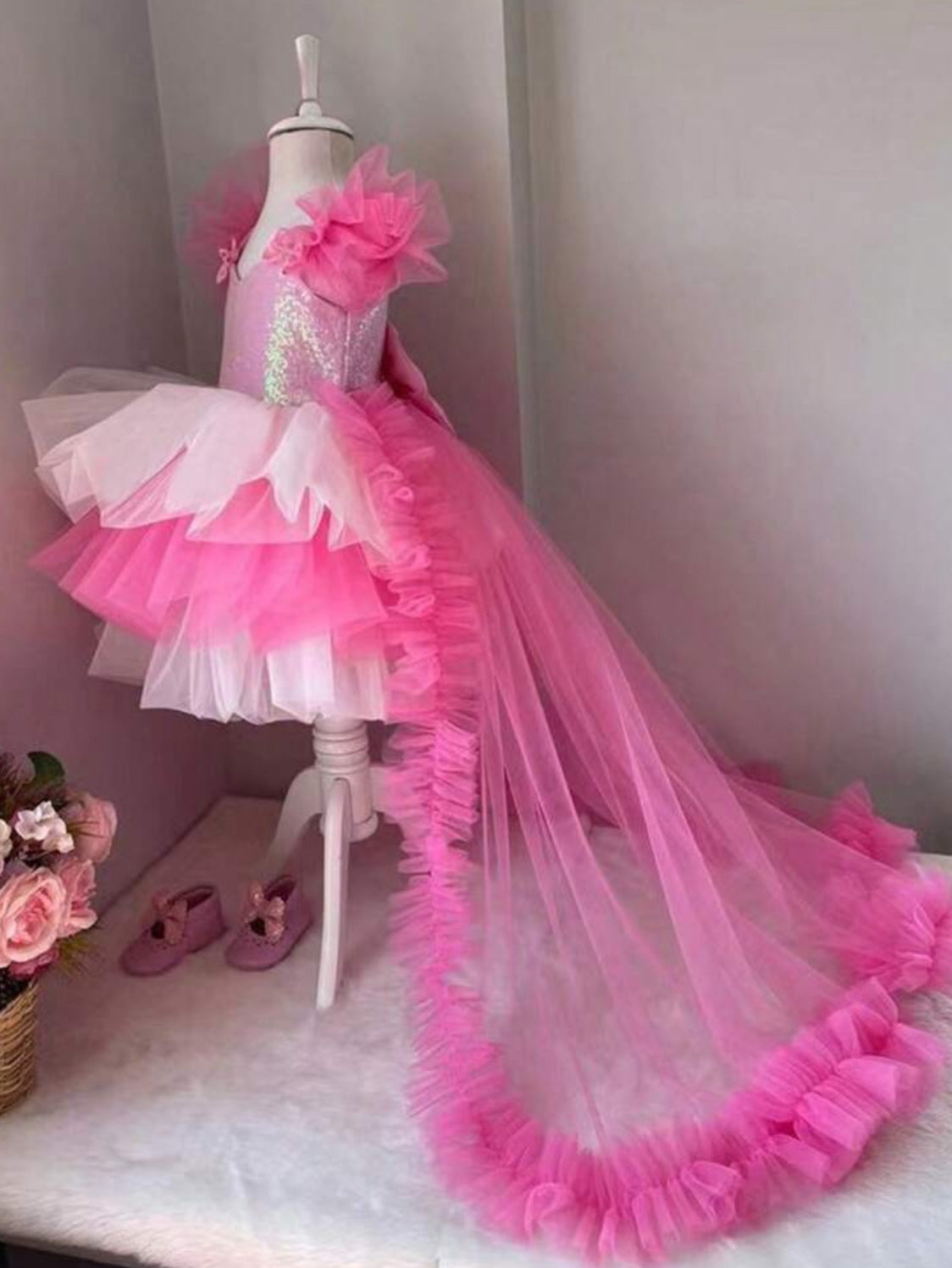 Elegante vestido de princesa para niña con decoración de lazo, lentejuelas y cola de tul de malla