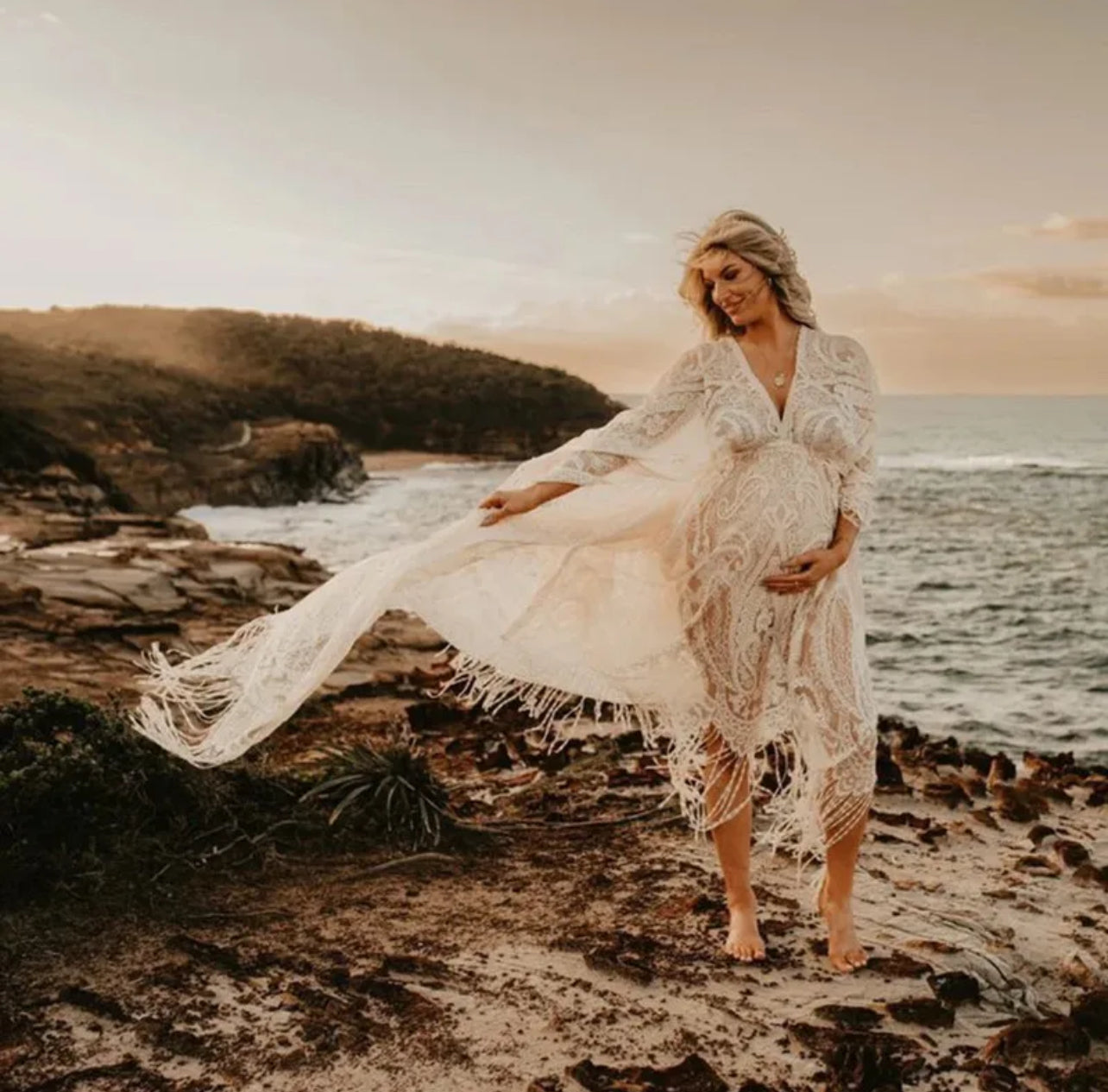 Fotografía de maternidad con encaje bohemio, vestido largo bohemio