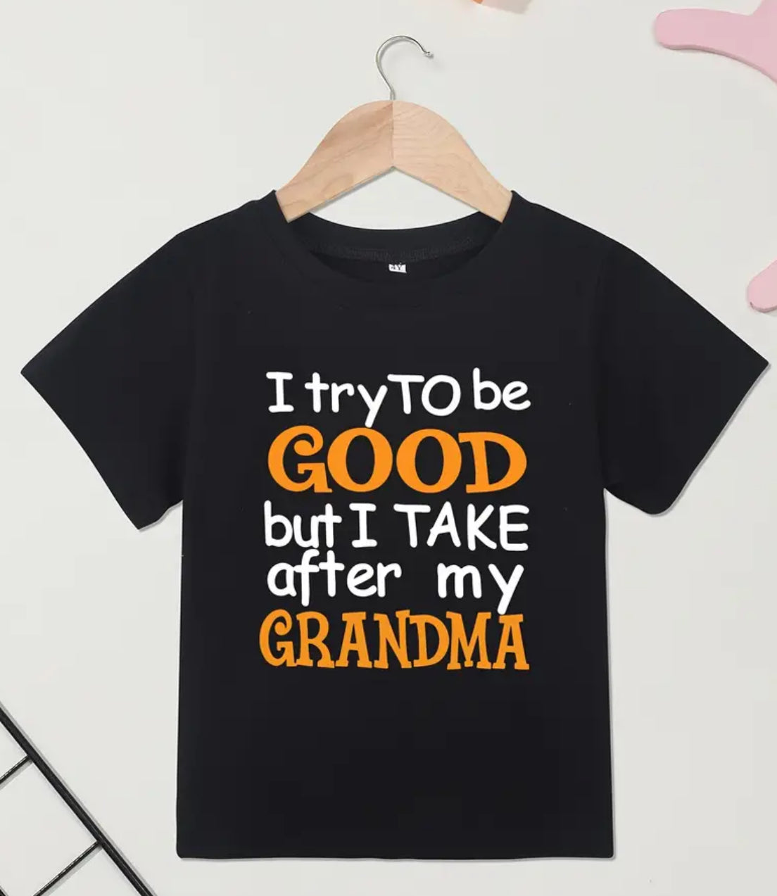 Camiseta gráfica vibrante inspirada en la abuela “Intento ser buena” para niñas