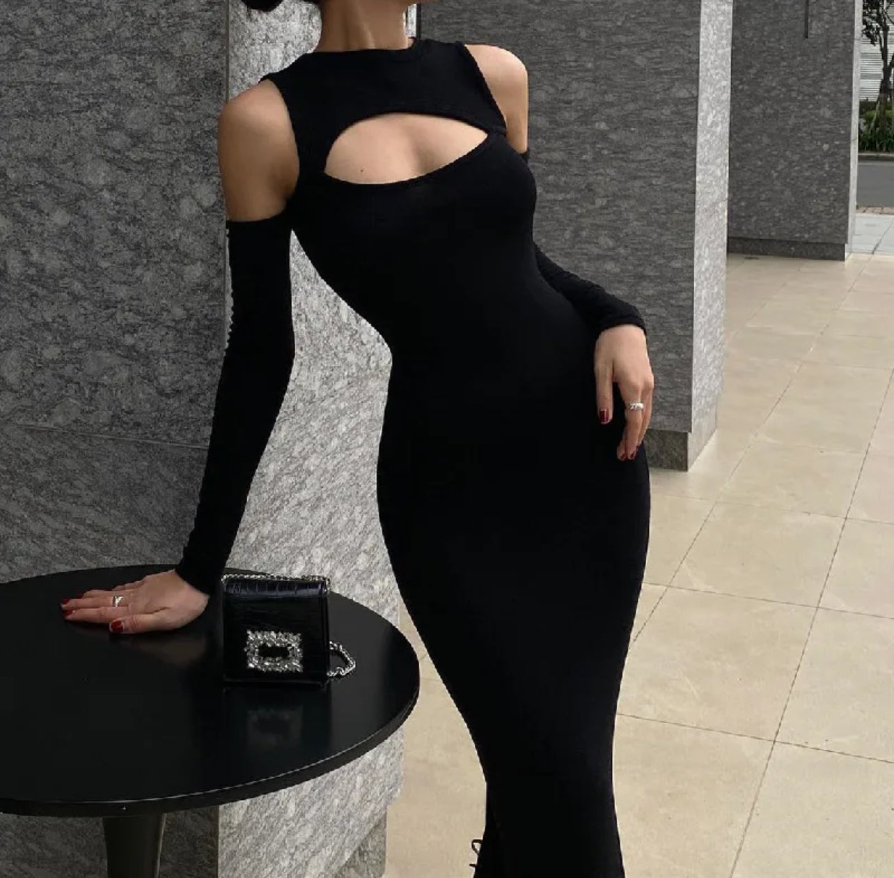 Elegante vestido largo negro con hombros descubiertos y mangas largas sexys