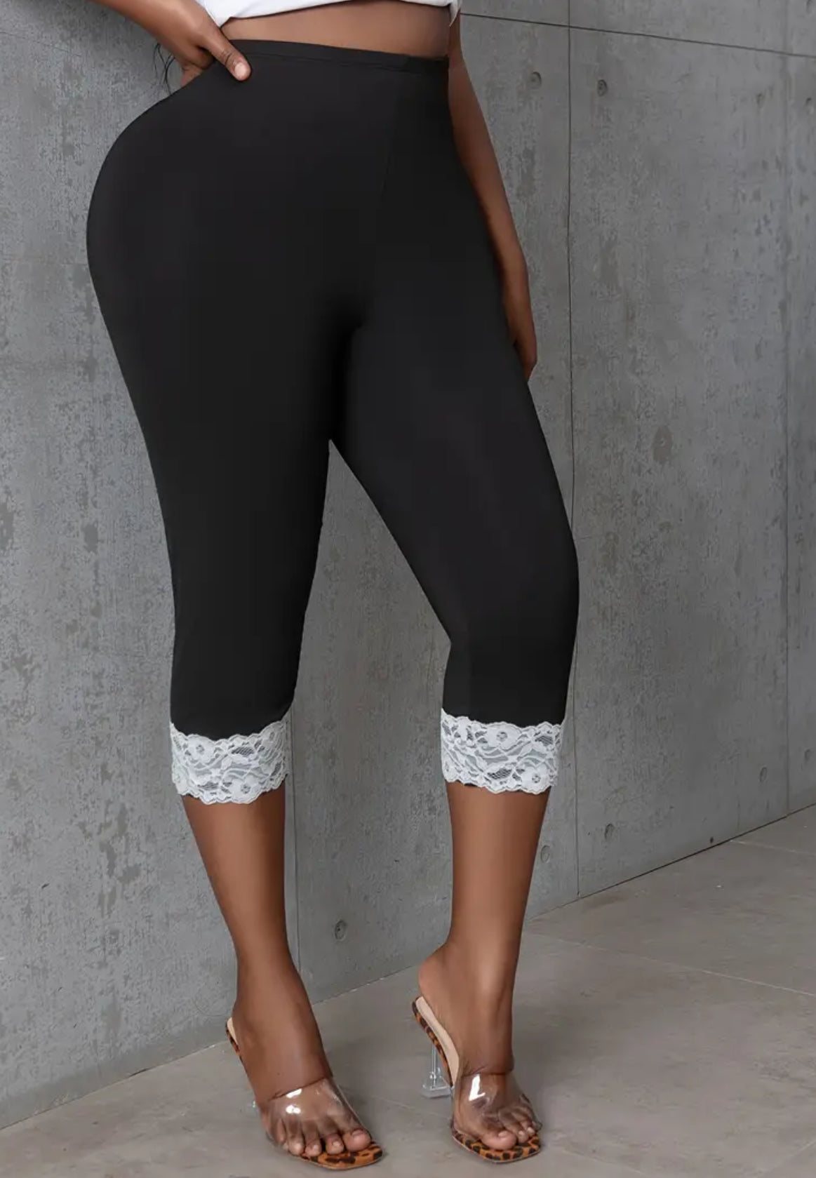 Leggings capri negros con encaje blanco, corte ajustado, cintura elástica, versátiles (hasta talla 4XL)