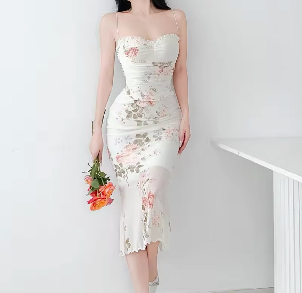 Elegante vestido con tirantes finos y flores, sin espalda y hombros descubiertos