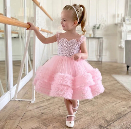 Vestido de princesa con lazo de cristales y nubes rosas