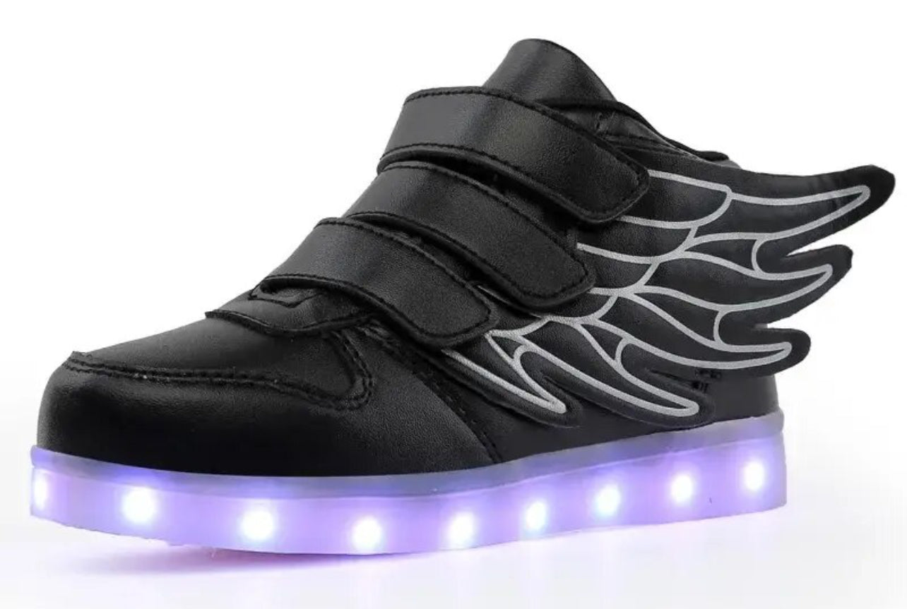 Color Wing, zapatos luminosos con carga LED para niños