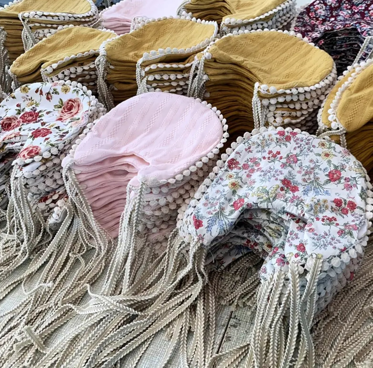 Lindo conjunto de babero y diadema de algodón con estampado floral para recién nacidos