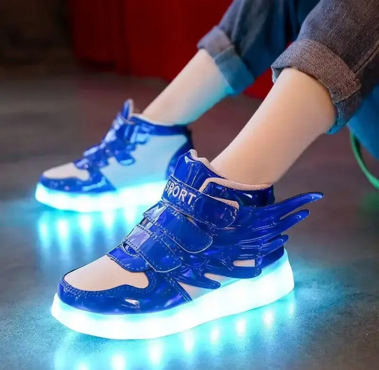 Color Wing, zapatos luminosos con carga LED para niños